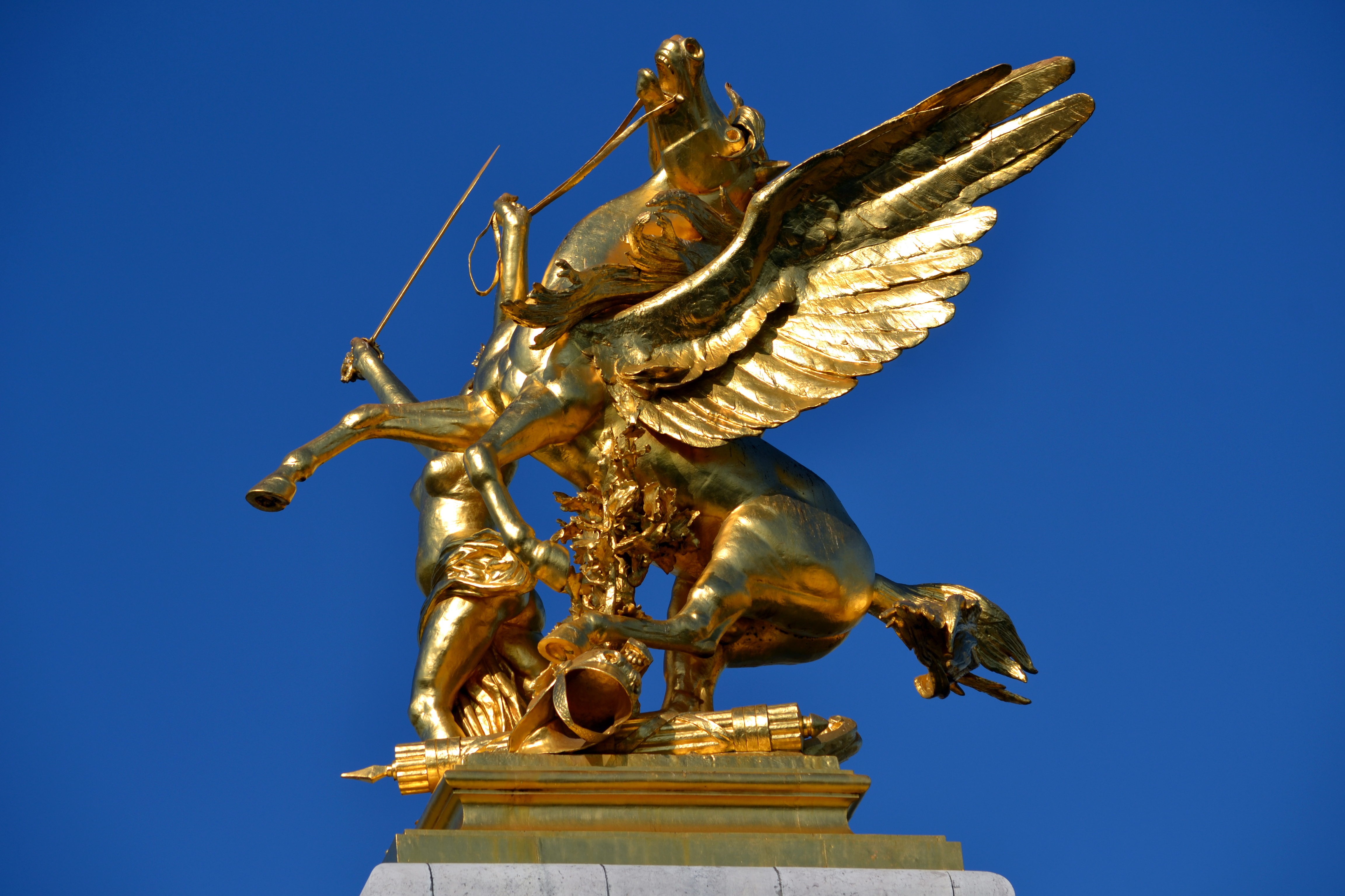 Golden_statue_on_Pont_Alexandre_III_1.jpg